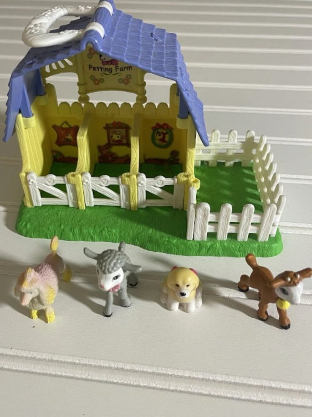 Fisher Price Sweet Streets Dollhouse Petting Zoo Farm Barn plu 4 animals